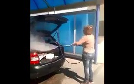 Mẹo rửa xe thật "sạch" của chị em phụ nữ