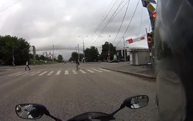 Chờ đèn đỏ, biker bị tài xế say rượu húc bay môtô