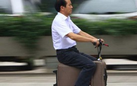 Nông dân Trung Quốc chế tạo scooter lạ từ... vali