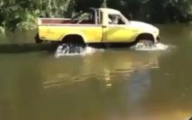 Xe tải vô tư "bơi" dưới nước, nhưng bất lực không thể lên bờ