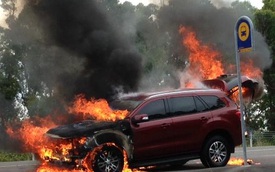 Ford Everest thế hệ mới “chết cháy” dưới tay phóng viên thử xe