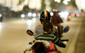 Những kiểu đèo con "bá đạo" của bố mẹ Việt