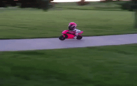 Bé gái 3 tuổi điều khiển xe motor "cực nghệ"
