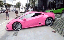 Lamborghini Huracan màu hồng Hello Kitty lăn bánh trên đường phố