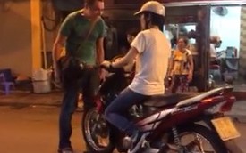 "Ông Tây" nhắc nhở dân Việt về ý thức đi xe trên phố đi bộ