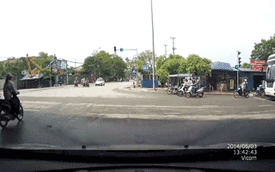 Hà Nội: Tài xế ô tô cố tình va chạm với người lái xe máy vượt đèn đỏ