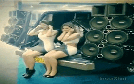 Hai hot girl thử âm thanh của dàn loa "khủng" trên ô tô