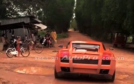 Xót xa với cảnh Lamborghini Gallardo lội bùn lầy tại Campuchia