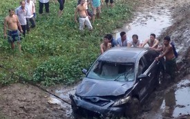 Tránh Honda Air Blade, Toyota Camry lao xuống sông tại Hà Nội