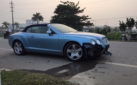 Hà Nội: Bentley Continental GTC vỡ đầu vì đâm vào trụ bê tông