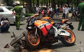 Honda CBR1000 Repsol va chạm xe Dream chở nước đá ở nhà thờ Đức Bà