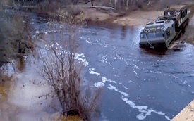 Xem xe vận tải quân sự Nga vượt suối như tàu ngầm