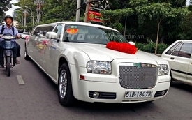 Bắt gặp Chrysler 300 Touring Limousine dài gần 9 mét tại Sài Gòn