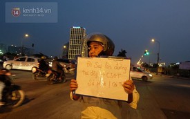 Hà Nội: Người đàn ông cầm tấm biển "Đi sai làn đường tại đây, CSGT xử phạt" gây chú ý