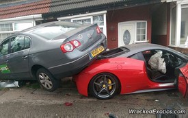 Siêu xe Ferrari 458 Italia đi thuê đâm đầu vào tường gạch