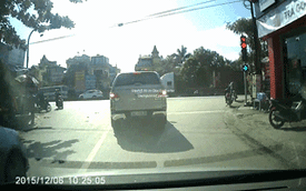 Đi không đúng phần đường, ô tô húc đầu xe đạp