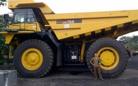 Xe tải khổng lồ giá 20 tỷ đồng xôn xao đất mỏ