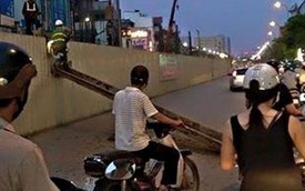 Hà Nội: Thanh sắt 15m tuột cáp cẩu rơi từ đường trên cao, 2 người suýt chết