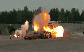 Kinh hoàng màn biểu diễn bay qua 3 chiếc ô tô cùng biển lửa của Teemu Selanne