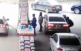 Cảnh giác thủ đoạn ăn trộm túi xách trong ô tô tại cây xăng
