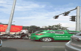 Hà Nội: Va chạm giao thông, người đi xe máy “tung chưởng” với tài xế taxi
