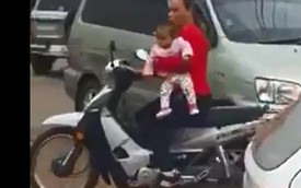 Vừa ôm con vừa lái xe máy, bà mẹ trẻ gặp tai nạn