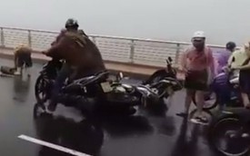 Đà Nẵng: Gió giật, xe máy không đi nổi trên cầu Trần Thị Lý