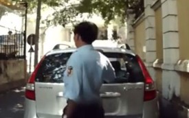 Sài Gòn: Bảo vệ bẻ gẫy cần gạt kính chắn gió sau của Hyundai i30 CW
