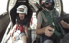 Phản ứng ngộ nghĩnh của bé 5 tuổi khi đua xe cùng bố