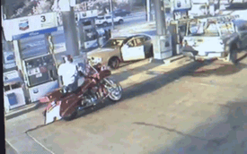 Biker thành đuốc sống vì vẫn nổ máy xe Harley-Davidson khi đổ xăng