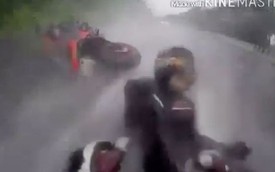 Bị ngã khỏi Kawasaki Z800 trong trời mưa, biker nhanh tay cứu bạn gái