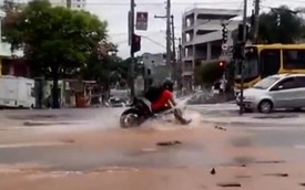 Chạy trên đường ngập nước, biker bị sụt "hố tử thần"