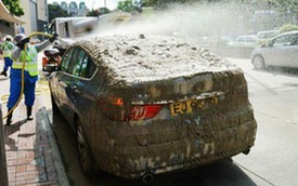Va chạm với xe tải, BMW 535i ngập trong bùn đất