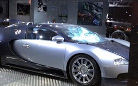 Kẻ gian đột nhập vào showroom chỉ để đập kính siêu xe Bugatti Veyron