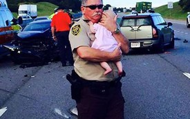 Cảm động với hình ảnh cảnh sát vỗ về bé gái sau tai nạn liên hoàn