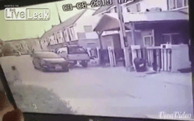 Cảnh sát nhanh tay cứu cháu bé suýt bị ô tô đâm