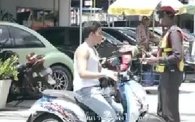Cách phạt người không đội mũ bảo hiểm của cảnh sát Thái Lan