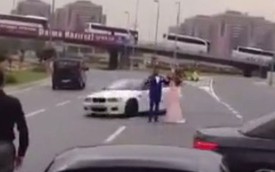 Đoàn xe đám cưới chặn đường cao tốc để drift quanh cô dâu chú rể