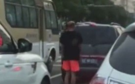 “Running man” bị phạt vì chạy thể dục giữa làn đường ô tô