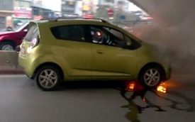 Chevrolet Spark cháy đùng đùng dưới gầm cầu vượt Ngã Tư Sở