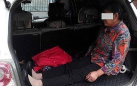Con trai bắt mẹ già ngồi trong cốp ô tô, cư dân mạng phẫn nộ
