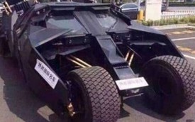 Đại gia dùng xe Batmobile triệu đô để chặn lối vào đại lý ô tô