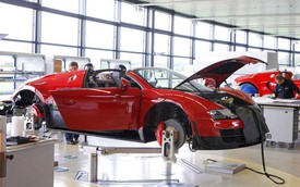 “Đột nhập” dây chuyền sản xuất “ông hoàng tốc độ” Bugatti Veyron