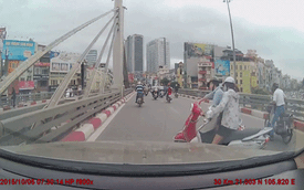 Dừng xe bất ngờ trên cầu vượt Ngã Tư Sở gây tai nạn cho 2 cô gái