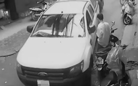 Hà Nội: Người lái vừa ra khỏi xe, Ford Ranger tự lao lên vỉa hè