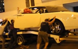 Gần chục người “hò nhau” đẩy Rolls-Royce Phantom Drophead Coupe