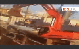 Gầu máy xúc rơi trúng đầu cai thợ trong công trường xây dựng