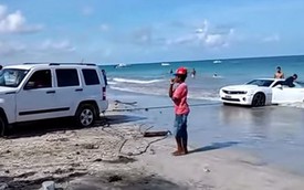 Xe cơ bắp Chevrolet Camaro “chết đứng” dưới biển