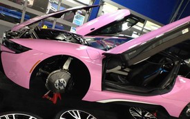 Sao nam ăn mặc như nữ Jeffree Star khoác bộ cánh hồng cho BMW i8
