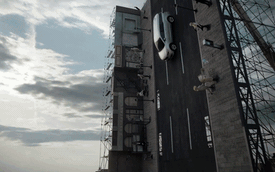 Kia thả Sedona rơi tự do từ 12,5 mét để thử nghiệm an toàn